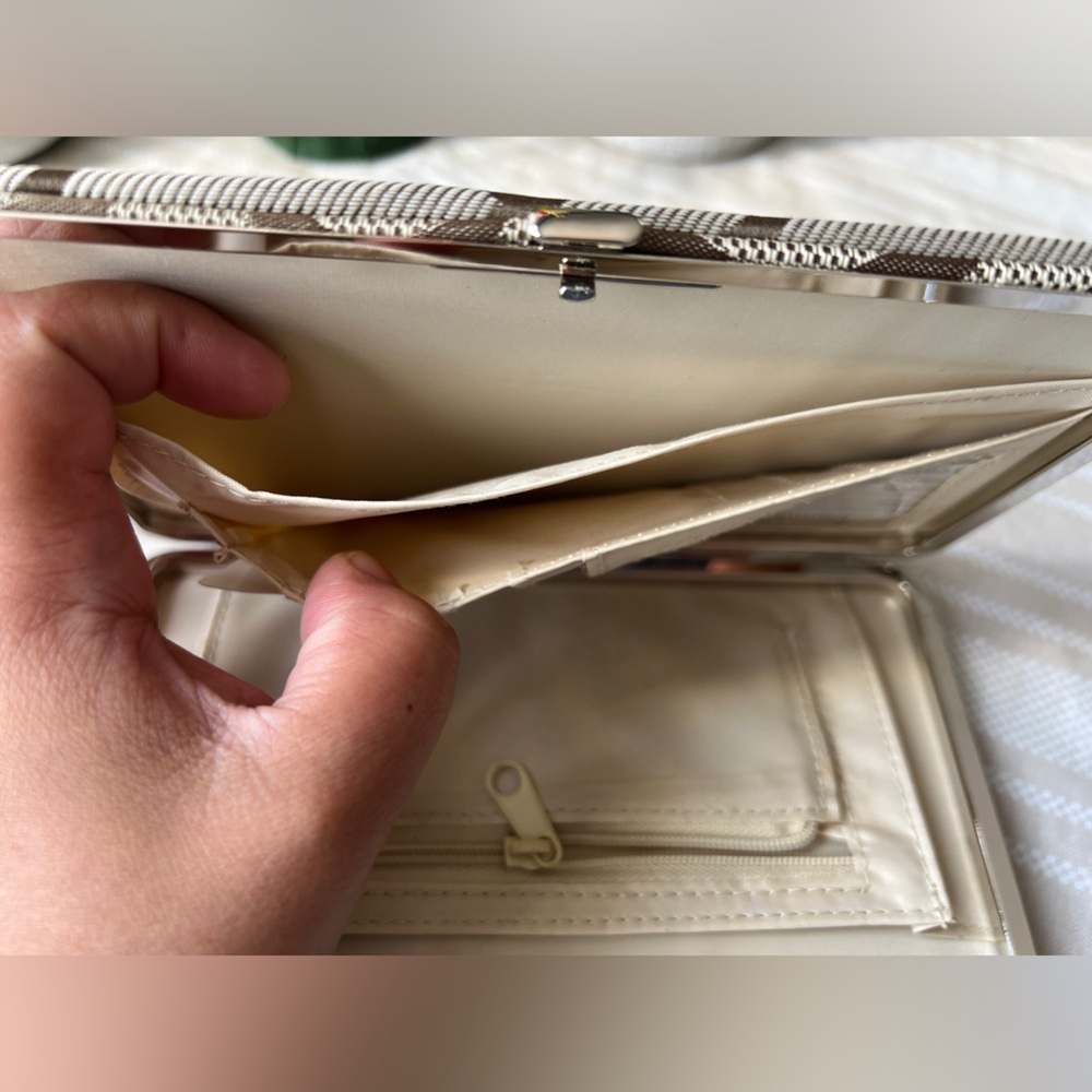 🌸4/$25 Gold/Tan “G” snap wallet/clutch - Picture 10 of 10